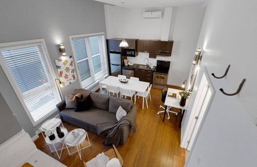 Milton Park Apartment | LiV MTL Main Plateau Urban Suites Near Downtown Montreal