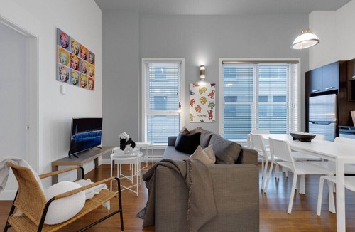Milton Park Apartment | LiV MTL Main Plateau Urban Suites Near Downtown Montreal