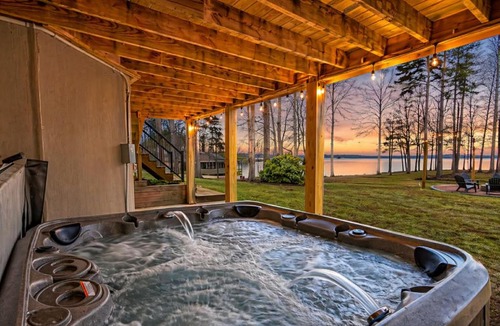 Lakeside Woods House | LKA Luxury Sandy Beach, Sauna, Hot Tub, Firepit