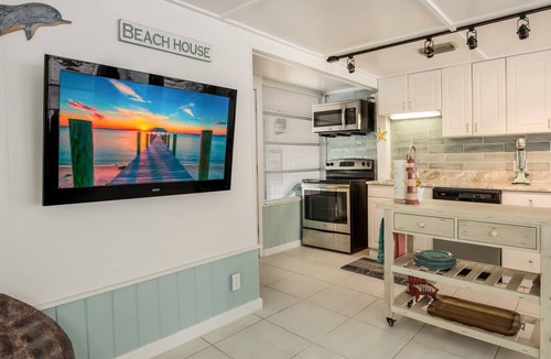 Siesta Key Cottage | Location 1 Bdrm Cottage 1 Block from Beach and 2 Blocks from Siesta Village