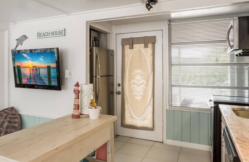 Siesta Key Cottage | Location 1 Bdrm Cottage 1 Block from Beach and 2 Blocks from Siesta Village