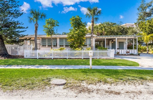 Siesta Key Cottage | Location. 3 bedroom cottage block from beach and two blocks from Siesta Village