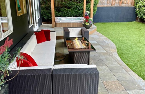 West Bellevue House | LOCATION JACKPOT Downtown Bellevue. Spacious, Beautiful, Hot Tub, Fire Pit
