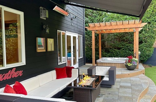 West Bellevue House | LOCATION JACKPOT Downtown Bellevue. Spacious, Beautiful, Hot Tub, Fire Pit