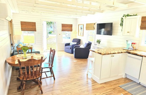 Cortez Cottage | Lou Lou's Hideaway: 1918 Historic Cottage in Cortez - Walk/Bike to AMI Beaches