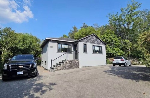 Thornhill House | Lovely 3 bedroom house with 2 bathrooms lots of parking spots