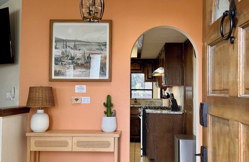 S.r. Marmon House | Lovely adobe abode in Albuquerque with WiFi, AC, Fire Pit, Hot Tub