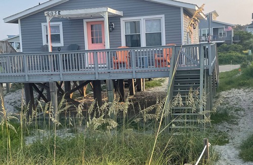 Long Beach Cottage | Lovely cottage, Ocean Front , small Dog friendly -150 one time fee oak island