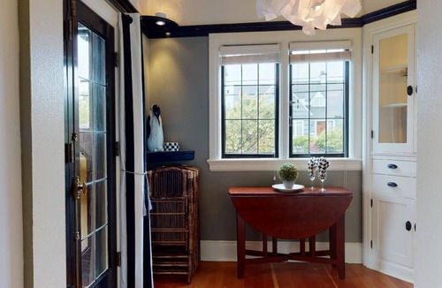 Fremont Apartment | Lower Suite: a classic suite in a quiet Seattle home