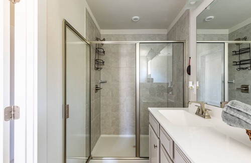 Chantilly House | Lush, Charming Getaway Townhome Wine Country Virginia w/ private Garage