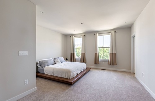 Chantilly House | Lush, Charming Getaway Townhome Wine Country Virginia w/ private Garage