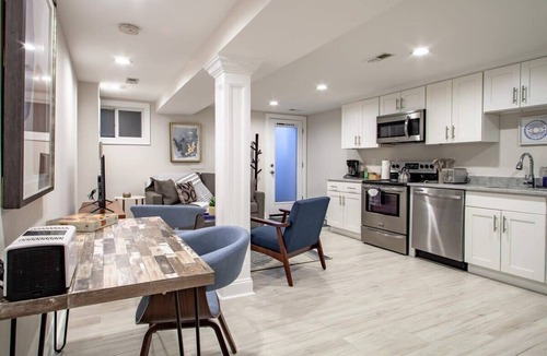 Park View Apartment | Lux CoHi Cove - Walk to METRO Sub Shopping & More