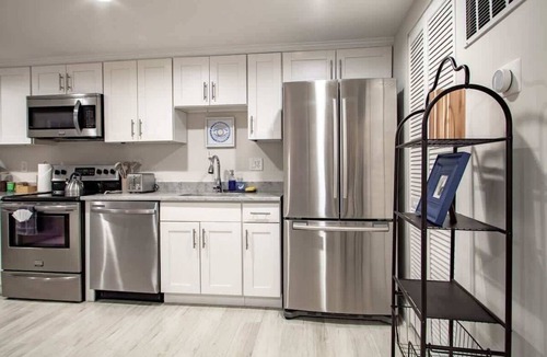Park View Apartment | Lux CoHi Cove - Walk to METRO Sub Shopping & More
