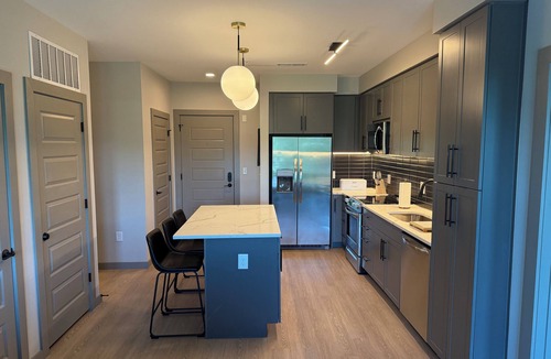 Town Center Apartment | Lux Modern apartment in Columbia with WiFi, balcony, sofa bed, pool and a gym!