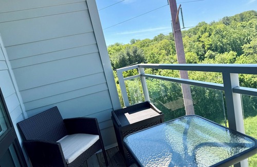 Town Center Apartment | Lux Modern apartment in Columbia with WiFi, balcony, sofa bed, pool and a gym!