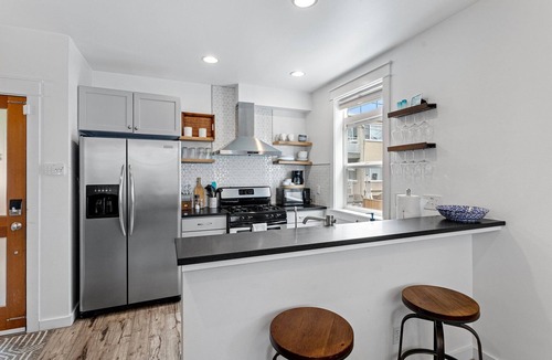 Eastlake House | Lux Modern Townhome – Parking + Pets Easy MAJOR INTERNATIONAL SPORTING EVENT