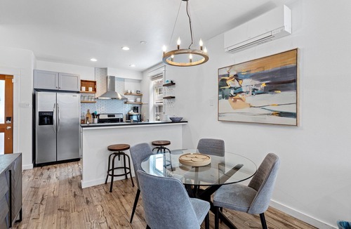 Eastlake House | Lux Modern Townhome – Parking + Pets Easy MAJOR INTERNATIONAL SPORTING EVENT