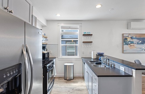 Eastlake House | Lux Modern Townhome – Parking + Pets Easy MAJOR INTERNATIONAL SPORTING EVENT