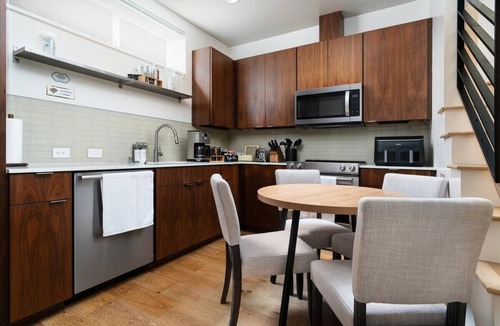 Eastlake House | Lux Townhome w/parking and Rooftop Putting Green