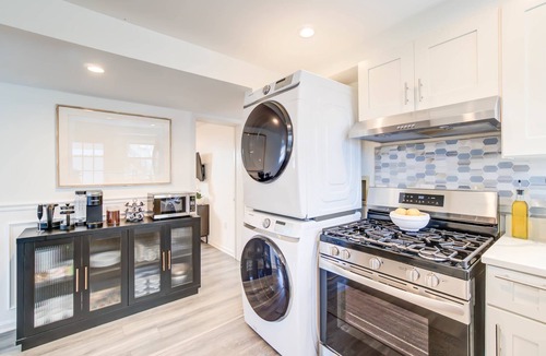 Arlington Views Apartment | Luxe 3BR & Parking with Outdoor Oasis | 6min to DC