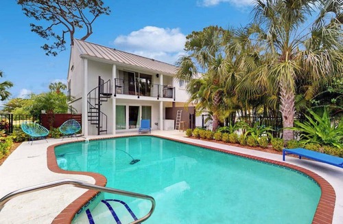 Whitfield House | Luxe bay-view escape with private pool, kayak, grill, ice box, & all-new interior