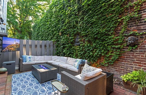 Old Town Alexandria House | LUXE Cameron House/Off King St/Est. 1870