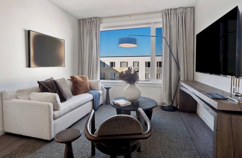 Everett Apartment | Luxe Everett 2BR–2BA w/Pool, Gym & Parking