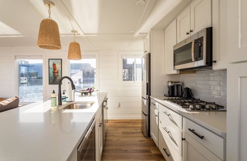 Inner Harbor Boat Rental | Luxe Houseboat: Breathtaking Skyline 360 Views