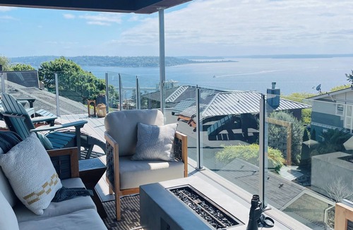 West Queen Anne House | Luxe Modern City Home+Water/Sunset VIEWS+Hot Tub+Parking+AC+ 2 primary bedrooms!
