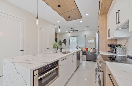 Downtown House | Luxe, Walk to Downtown, Rooftop, Mins to Beach
