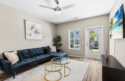 Melbourne Apartment | Luxurious 2/2 Condo with Pool, Gym and Laundry