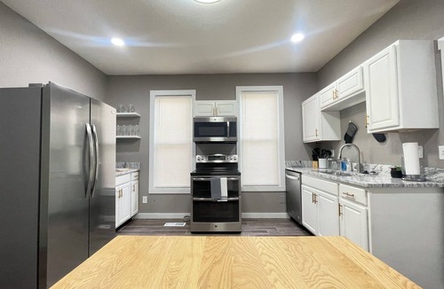 Franklin Park House | Luxurious 2-bedroom house with WiFi, AC in enchanting Columbus