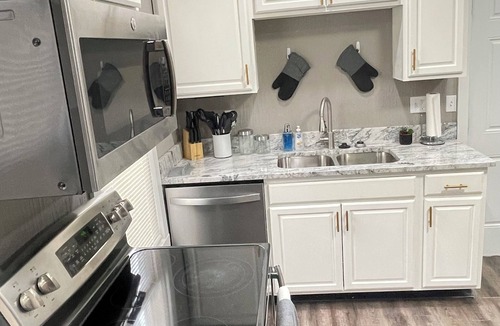 Franklin Park House | Luxurious 2-bedroom house with WiFi, AC in enchanting Columbus