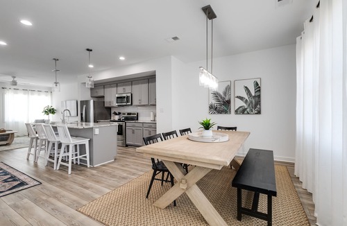 Issue House | Luxurious 4 Bedroom Vacation Getaway with Garage, Pool & Putting Green