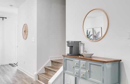 Issue House | Luxurious 4 Bedroom Vacation Getaway with Garage, Pool & Putting Green