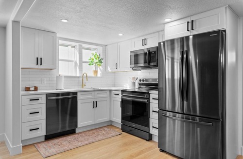 Provo House | Luxurious 7BR/4BA retreat! Hot Tub, Fire Pit, Arcade Games, Huge Covered Patio