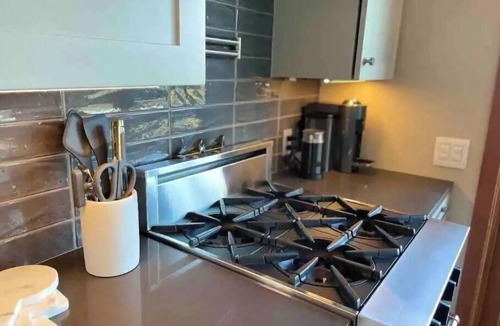 Magnolia House | Luxurious House with Views & Air Conditioning near Queen Anne & Ballard!
