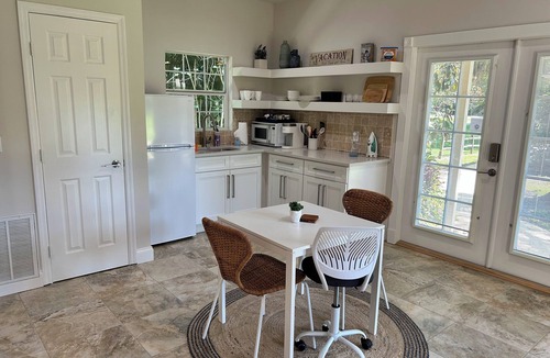 Vero Beach South Cottage | Luxurious King Guest Cottage - No Hidden Fees!