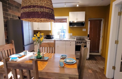 South Capitol Apartment | Luxurious New Mexican Queen Suite Across State Capitol Downtown Santa Fe