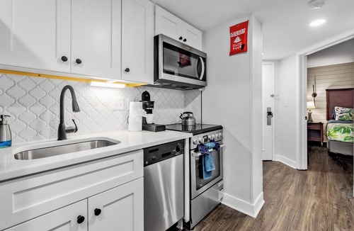 Downtown Myrtle Beach Condo | Luxury 1BR suite with stunning ocean views, private balcony, full kitchen, resort amenities, and the convenience of in‑unit washer/dryer—directly beachfront! Perfect for couples, families, and everyone who loves waking up to the sound of the waves.