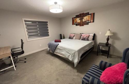 Airdrie House | Luxury 3bedroom House with Kingsize Master bedroom