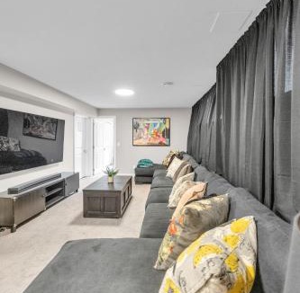 Cochrane House | Luxury 3BR Home - Theatre - Office & Master Spa