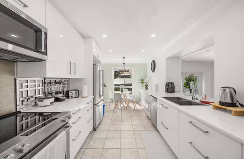 Abbotsford House | Luxury 3BR Retreat | Hot Tub Fire Pit & 4 Beds |