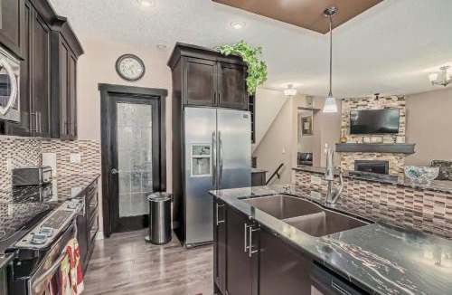 Panorama Hills House | Luxury 4 Bedroom Air Conditioned & Cozy Home close to Airport, Shops, Downtown, Stampede, Rocky Mountains and many amenities in Panorama Hills NW Calgary