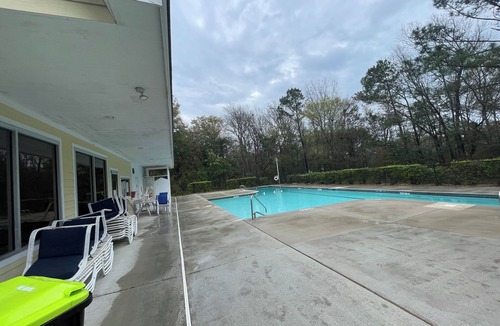 Cedar Point House | Luxury 5-bedroom house in Cedar Point with AC, WiFi, hotub, private yard & more!