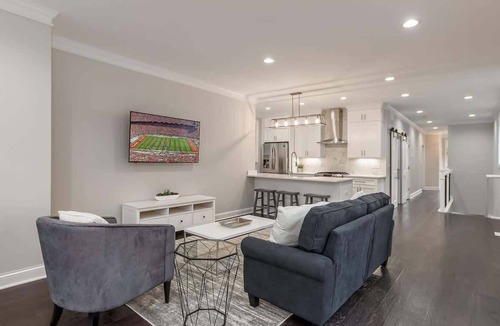 Downtown Columbus House | Luxury 6BR Townhome Duplex | Family Stay