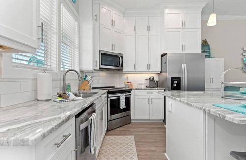Emerald Isle Condo | Luxury Beach Condo | 5 Min Walk to Beach & Shops!