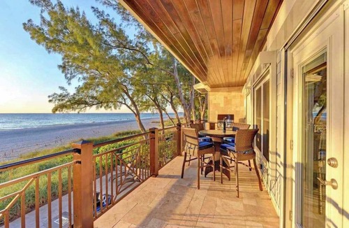 Ilexhurst House | Luxury beachside home with heated private pool - tranquil & close to everything