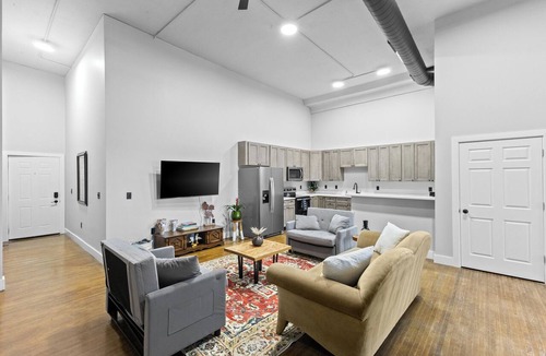 Delaware Apartment | Luxury Downtown Apartment Walk Everywhere Fast WiFi Sleeps 8