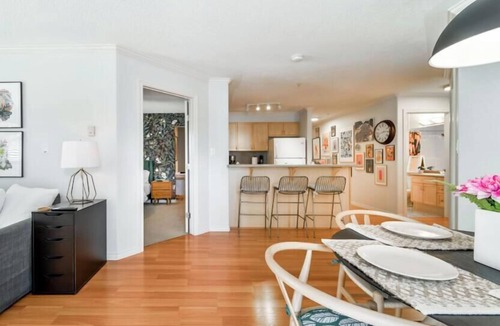 Downtown Edmonton Condo | Luxury Duo Suites - King Bed - AC - Patio - UGPark